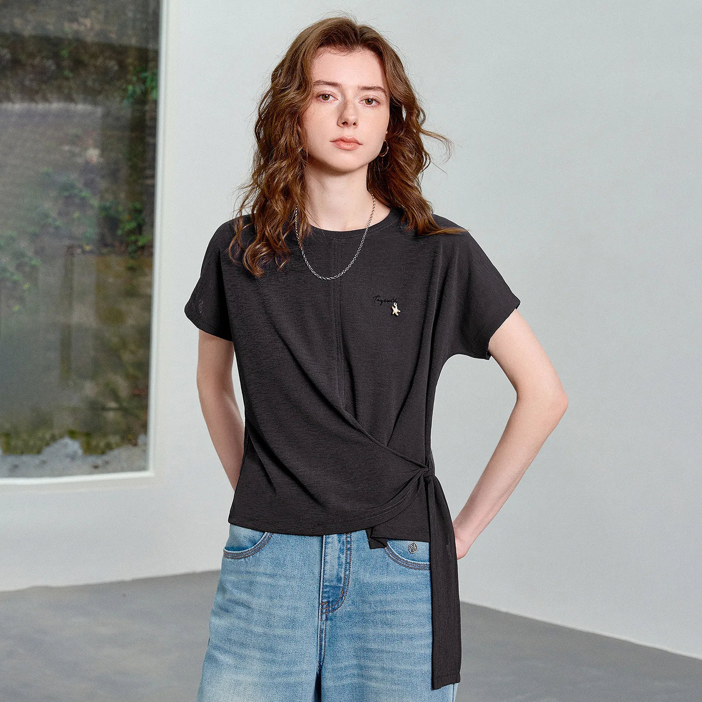 Blusa Feminina Assimétrica com Amarração e Estampa Estrela do Mar