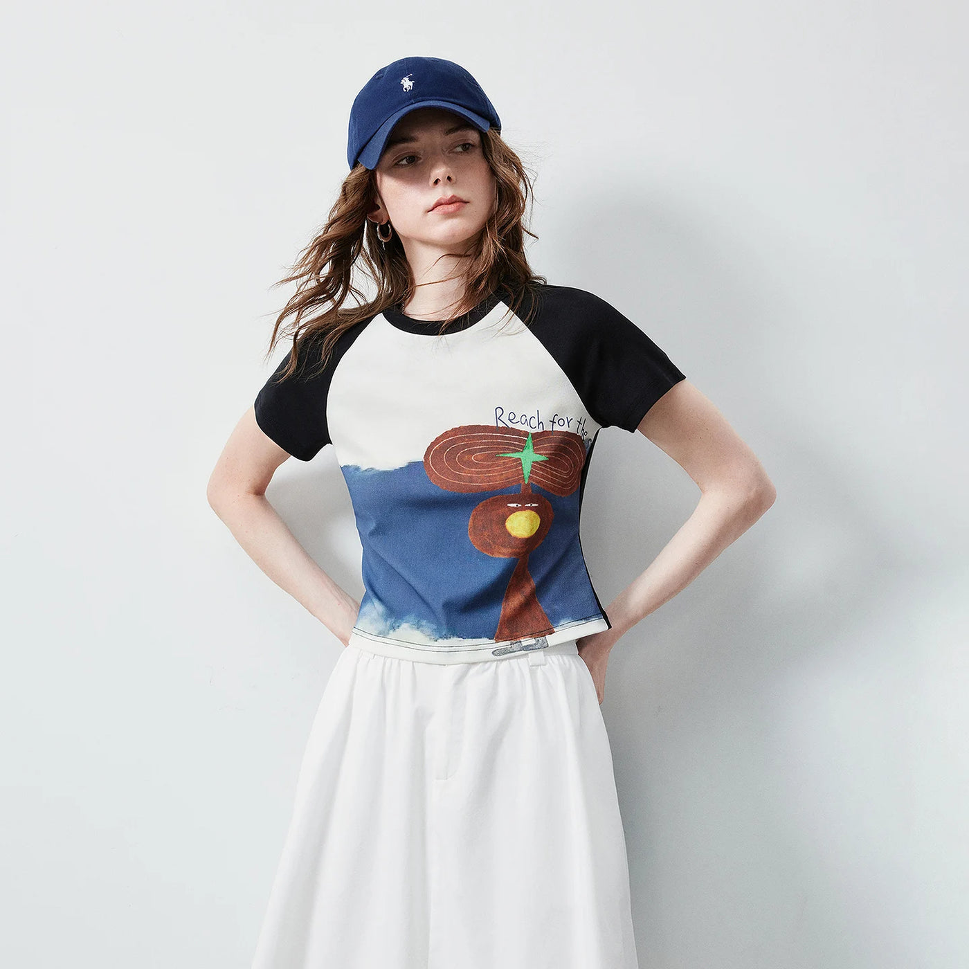 Camiseta Feminina Slim com Estampa Criatura Fantástica