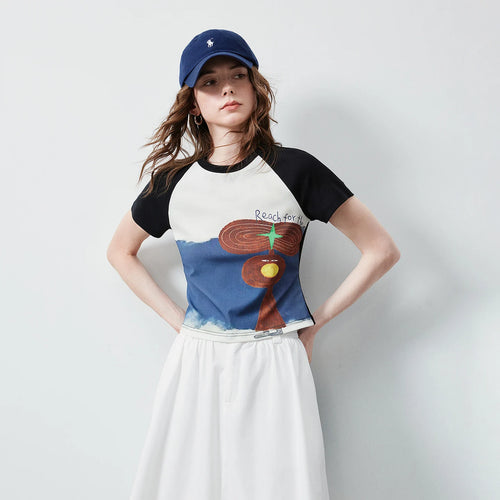 Camiseta Feminina Slim com Estampa Criatura Fantástica