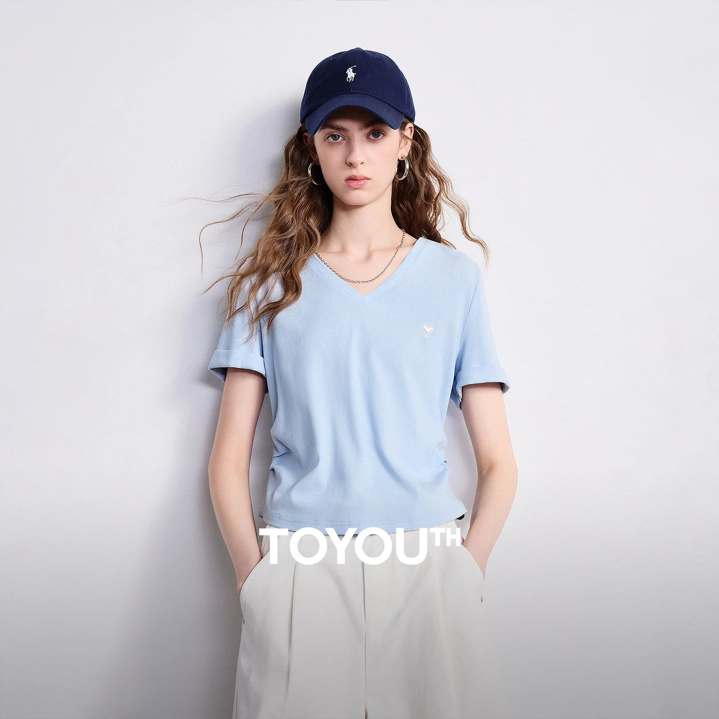 Blusa Feminina Cropped Slim com Decote V e Pregas