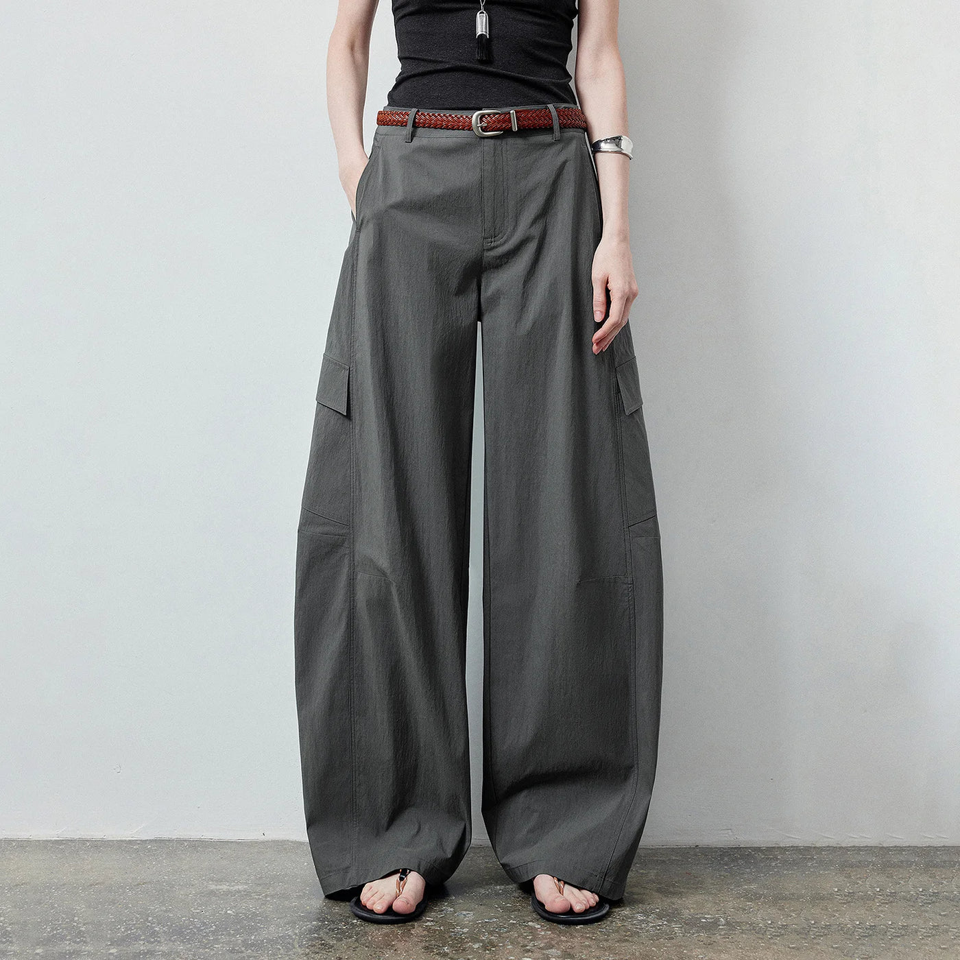 Calça Cargo Feminina Wide Leg com Múltiplos Bolsos