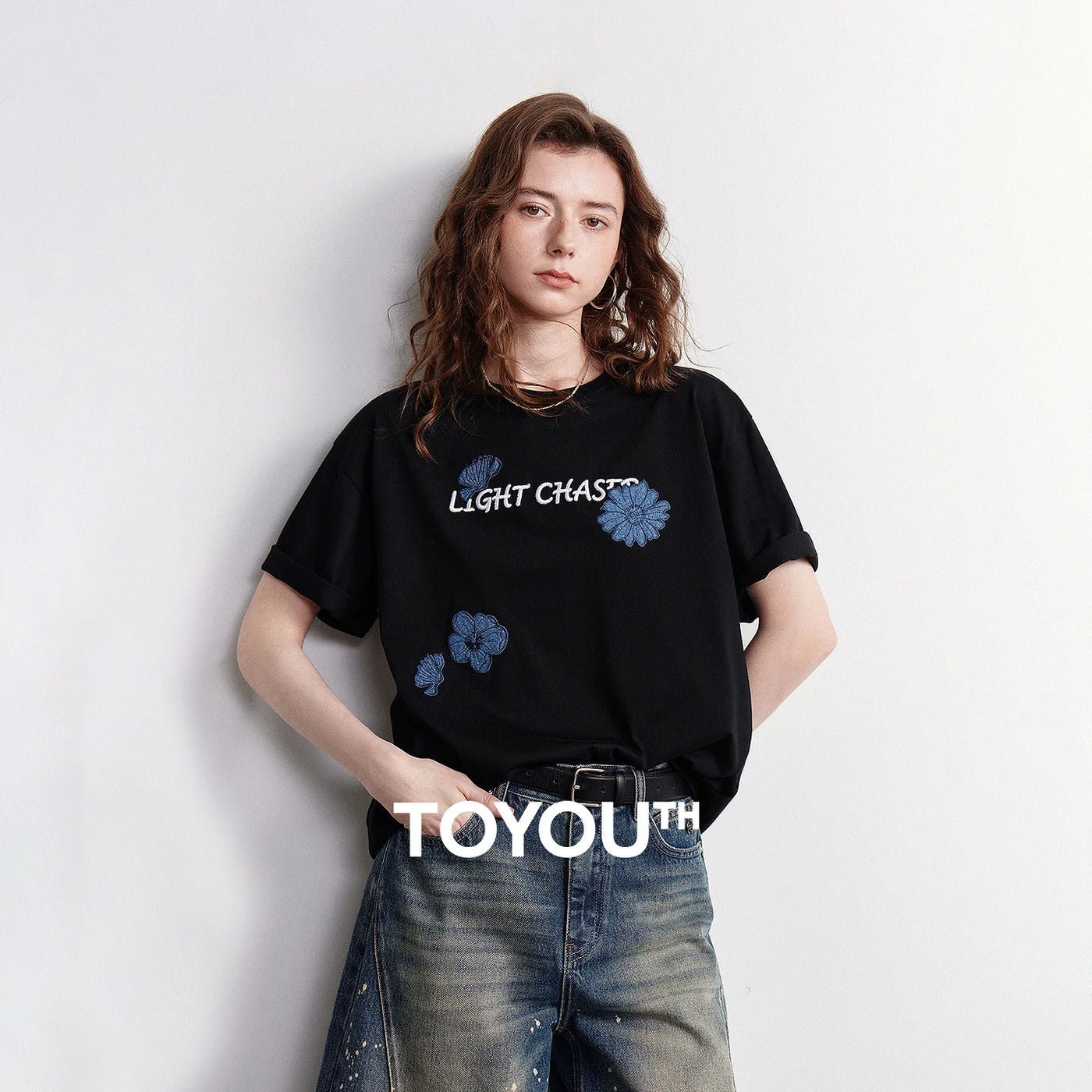 Camiseta Feminina com Aplicação Floral Jeans