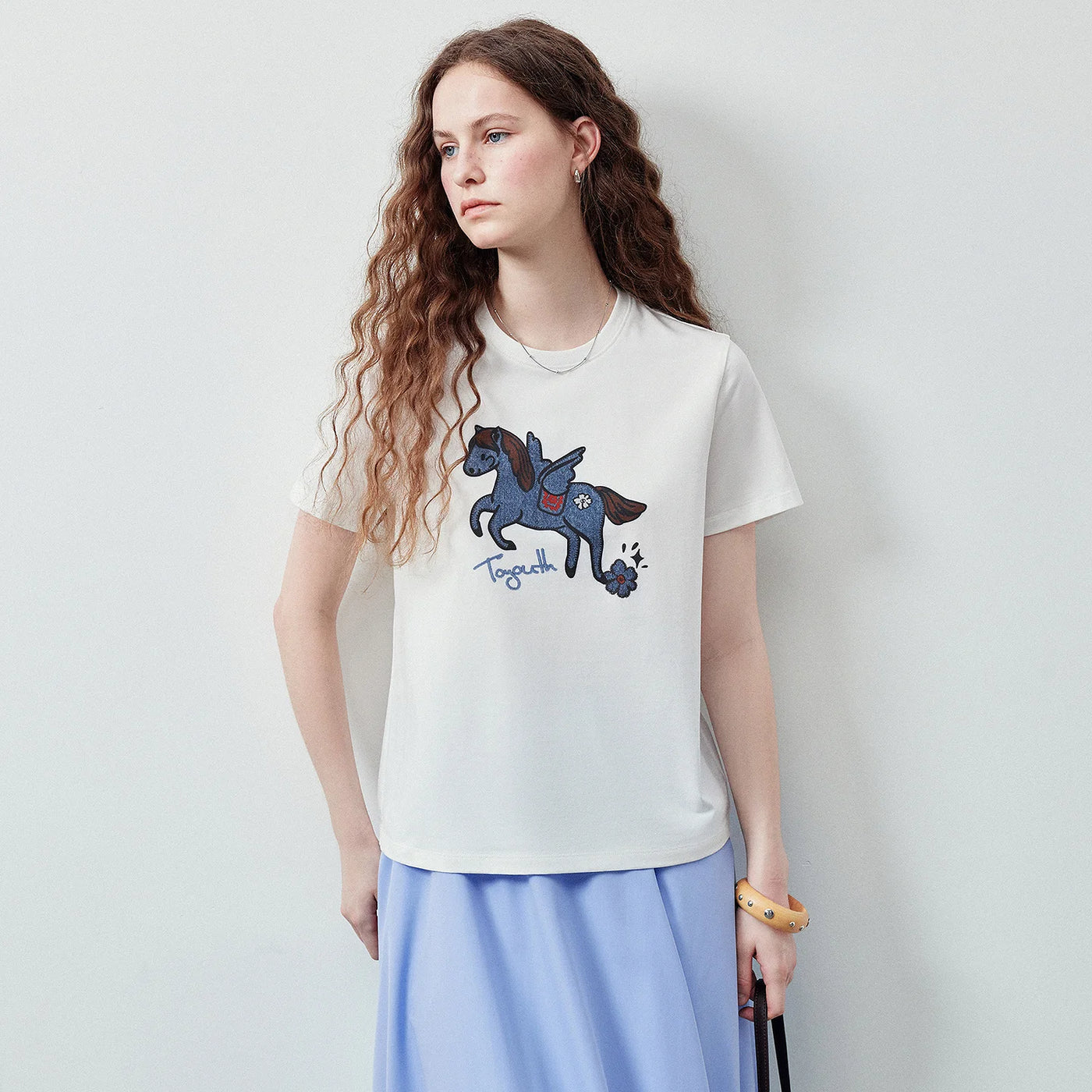 Camiseta Feminina de Liocel e Algodão com Bordado Jeans