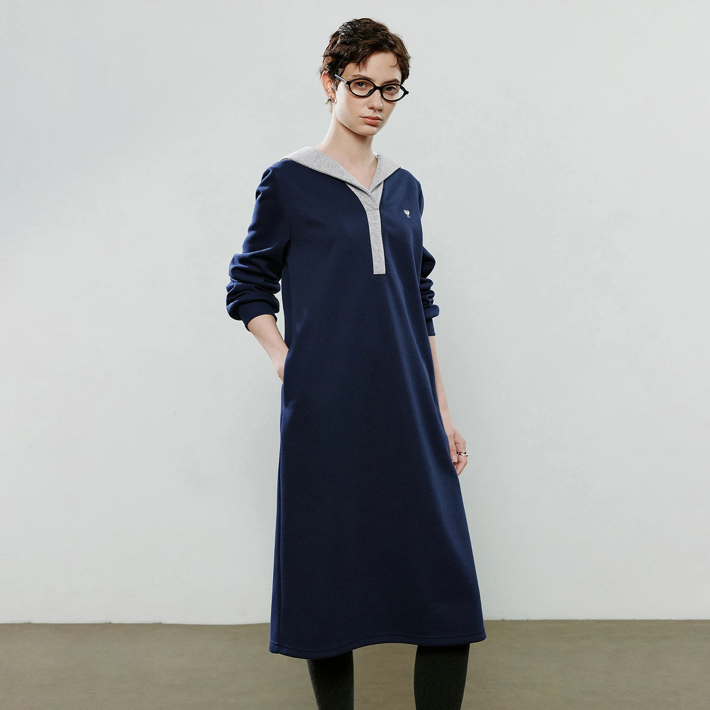 Vestido Moletom Midi com Gola Marinheiro e Bordado