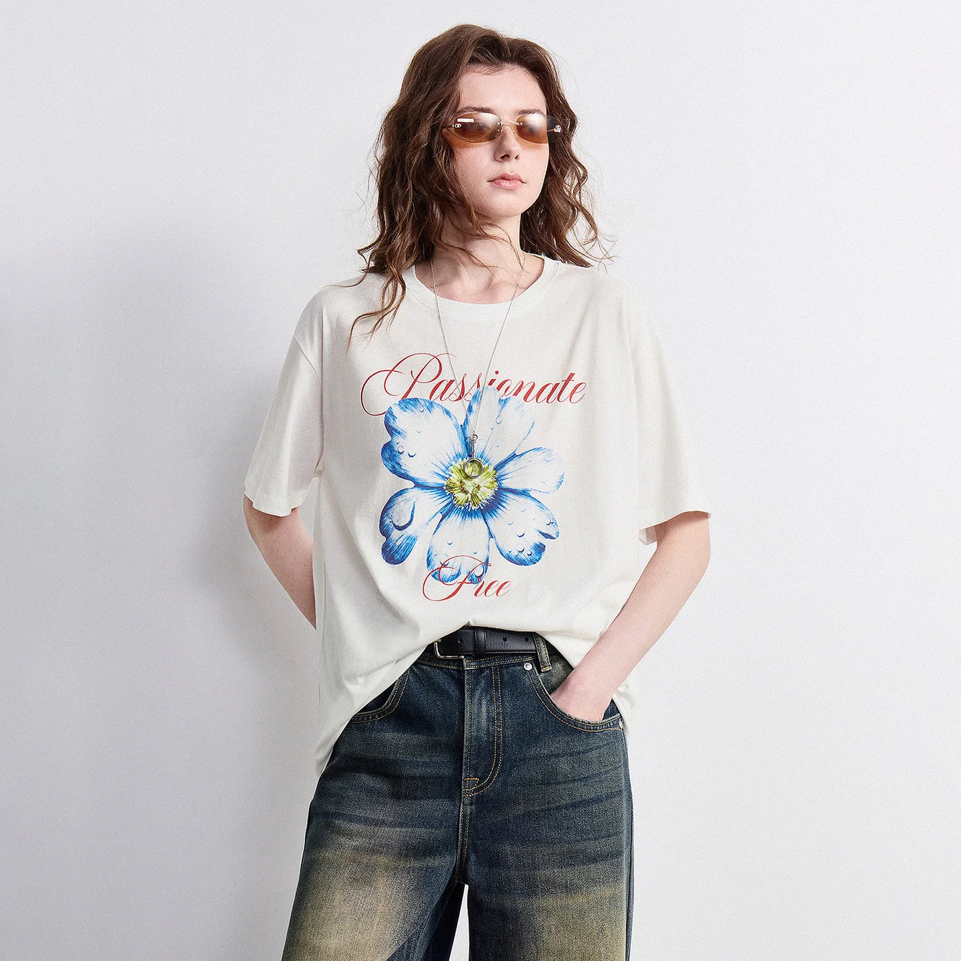 Camiseta Feminina Manga Curta com Estampa Floral