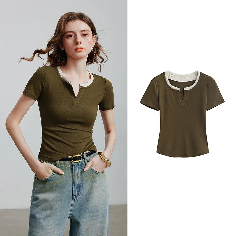 Camiseta Feminina Cropped Slim com Decote V e Patchwork