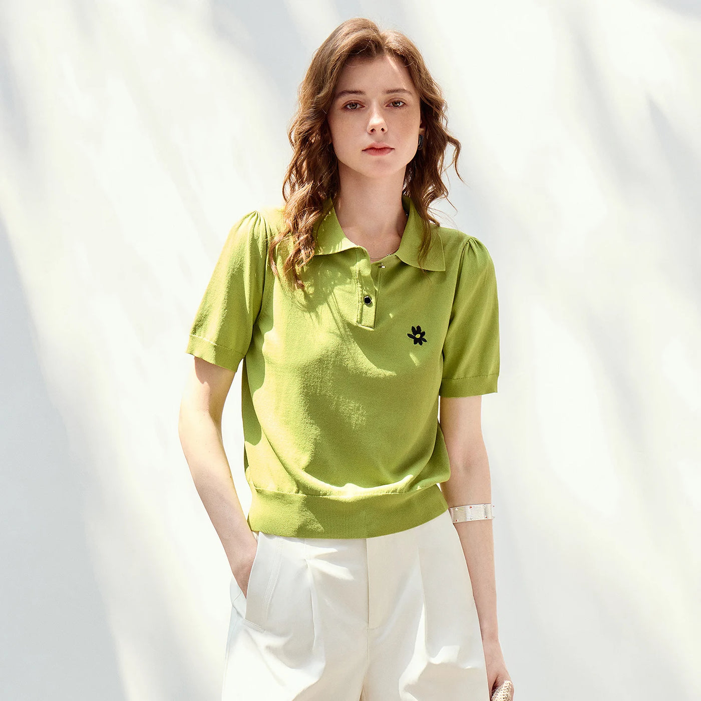 Blusa Feminina de Tricô com Gola Polo e Bordado