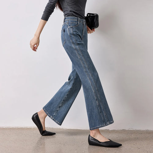 Calça Jeans Feminina Flare com Recortes e Elastano