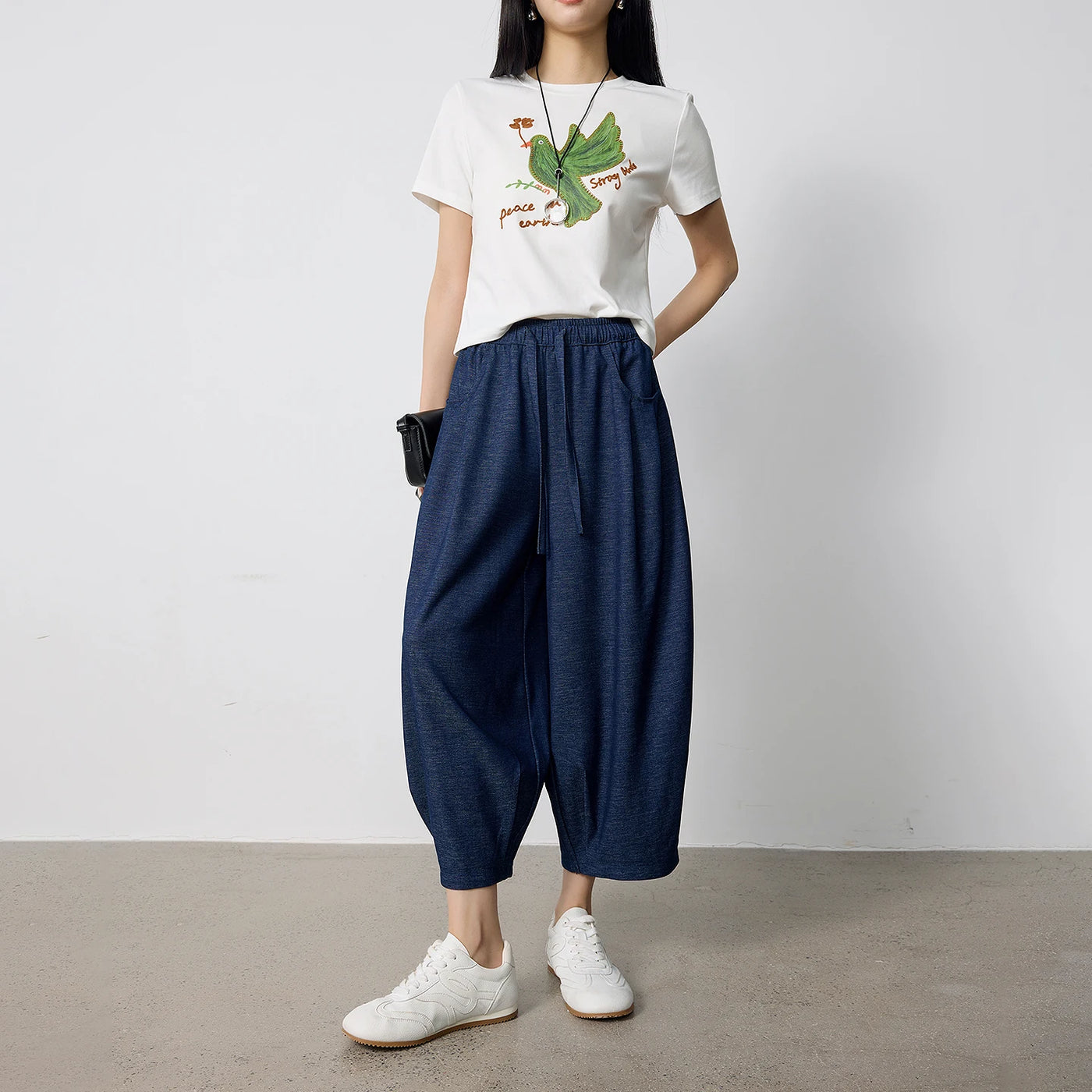 Calça Barrel Feminina Cropped com Cós Elástico