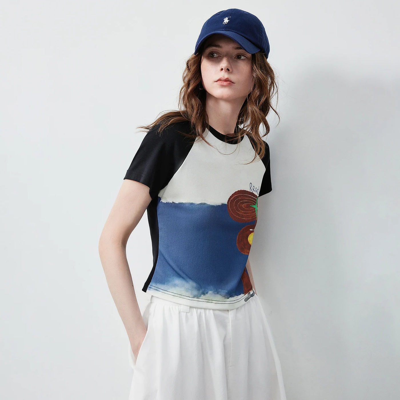 Camiseta Feminina Slim com Estampa Criatura Fantástica