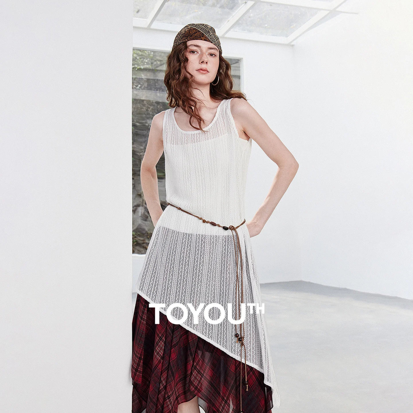 Vestido Curto Branco Boho com Recortes Assimétricos