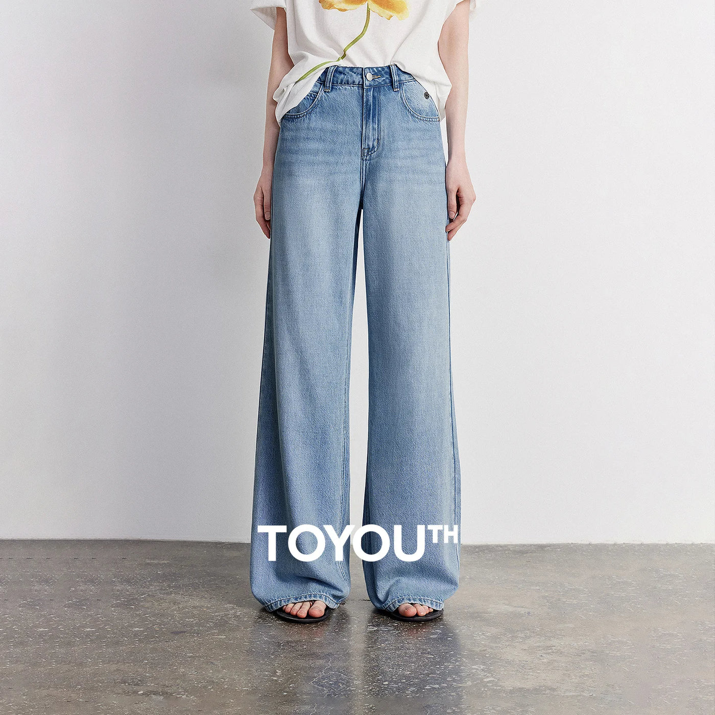 Calça Jeans Feminina Wide Leg com Bordado Floral