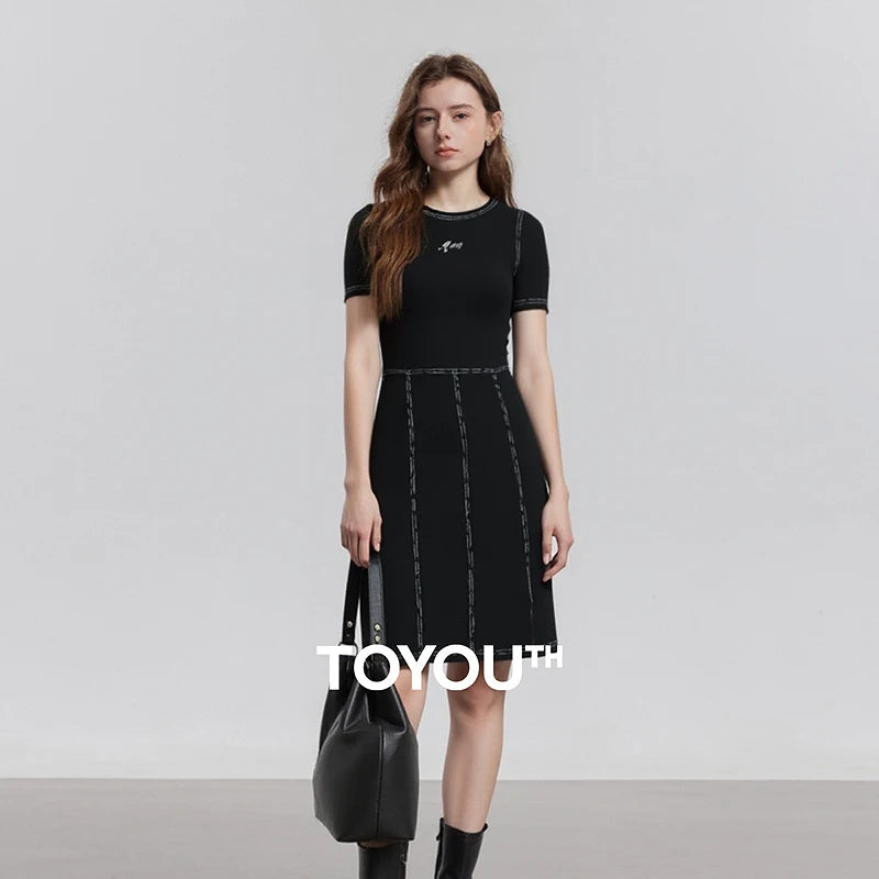 Vestido Curto com Cintura Contrastante Bordada