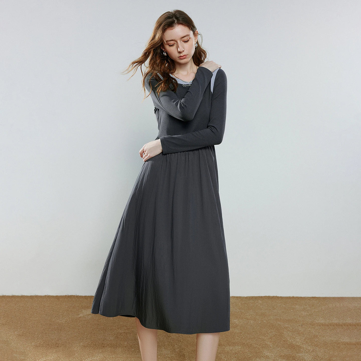 Vestido Midi Manga Longa com Recortes