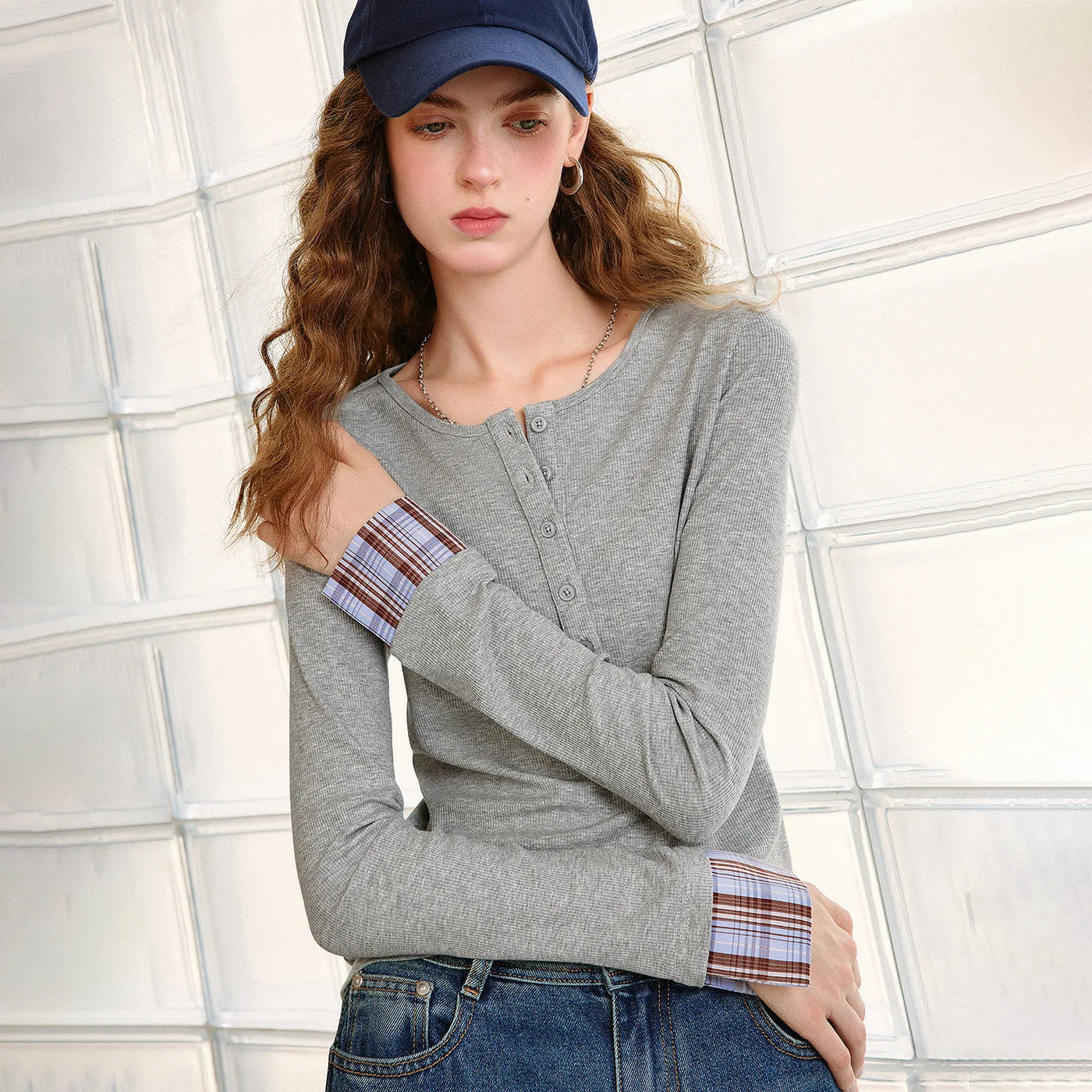 Blusa Feminina Henley Xadrez com Mangas Contrastantes
