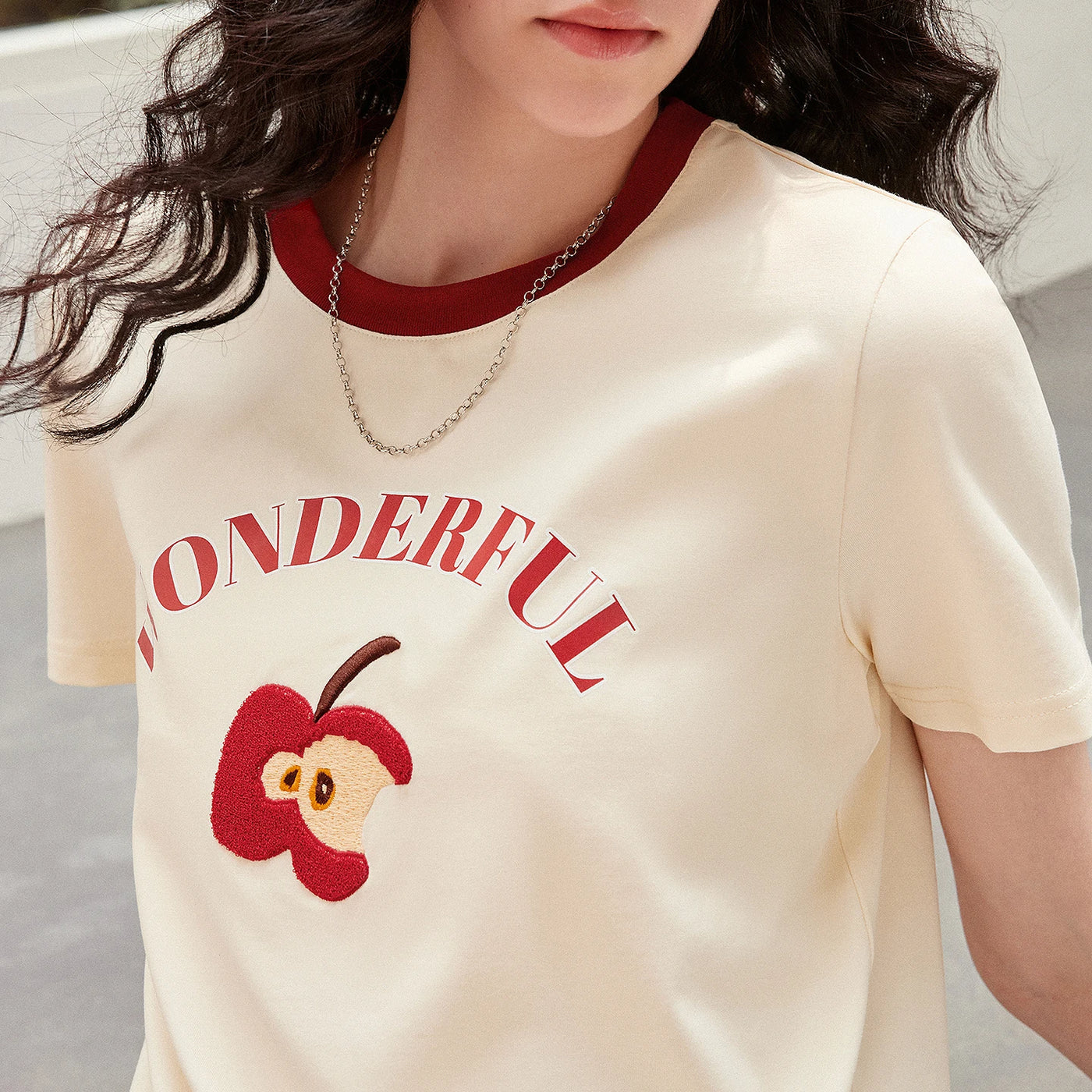 Camiseta Feminina Color Block de Liocel com Bordado Maçã