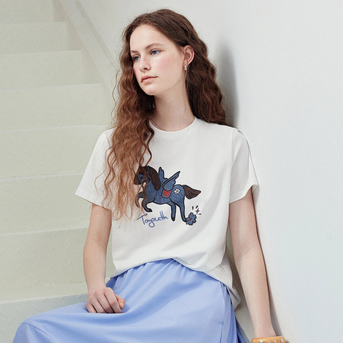 Camiseta Feminina de Liocel e Algodão com Bordado Jeans