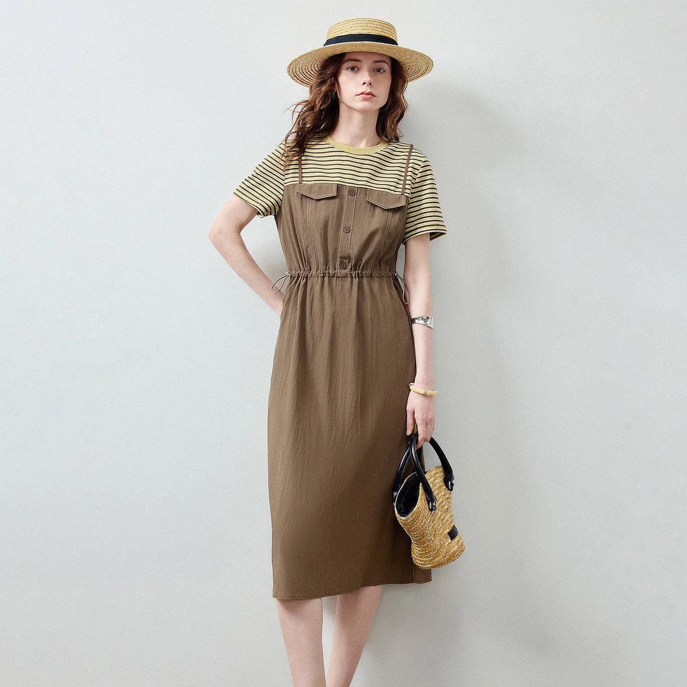 Vestido Camiseta Midi Listrado com Cintura Marcada