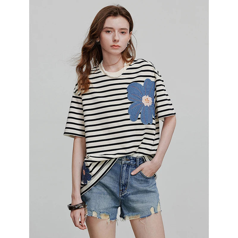 Camiseta Feminina de Algodão com Bordado Floral Delicado