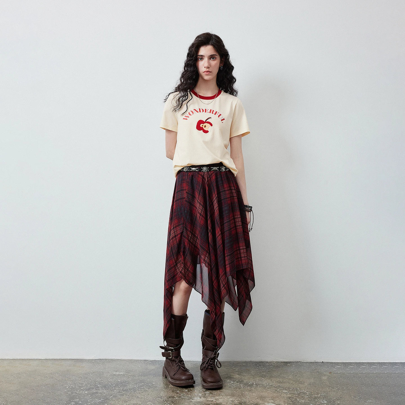 Camiseta Feminina Color Block de Liocel com Bordado Maçã