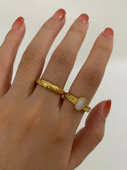 Anel Oval com Madrepérola e Banho Ouro 18K