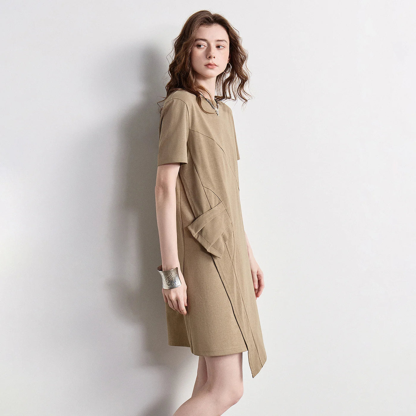 Vestido Camiseta Curto de Algodão com Barra Assimétrica