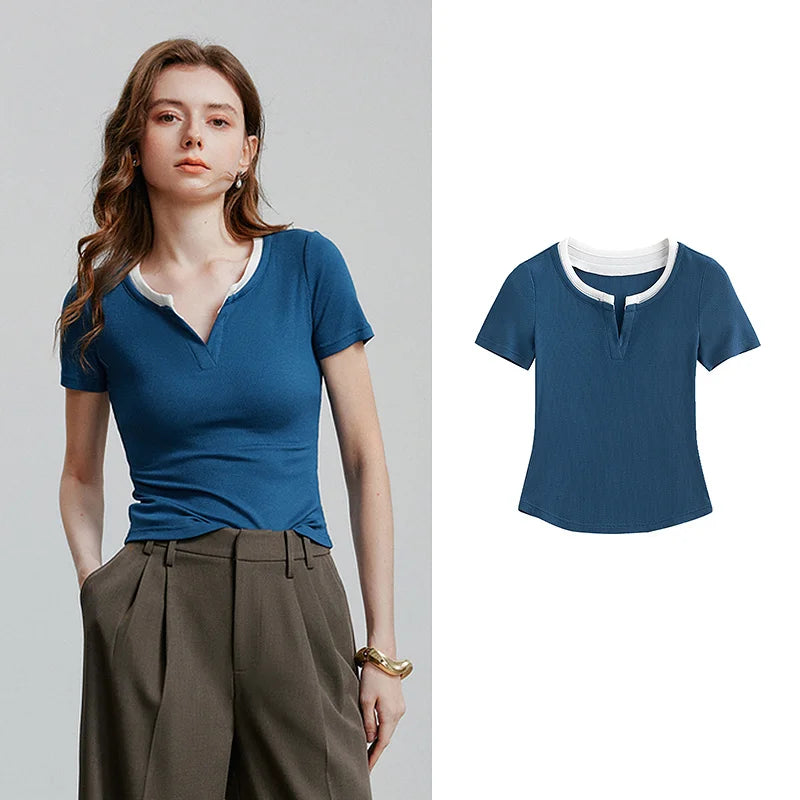 Camiseta Feminina Cropped Slim com Decote V e Patchwork