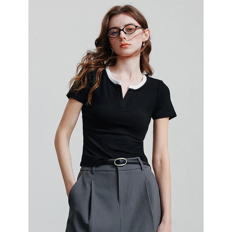 Camiseta Feminina Cropped Slim com Decote V e Patchwork