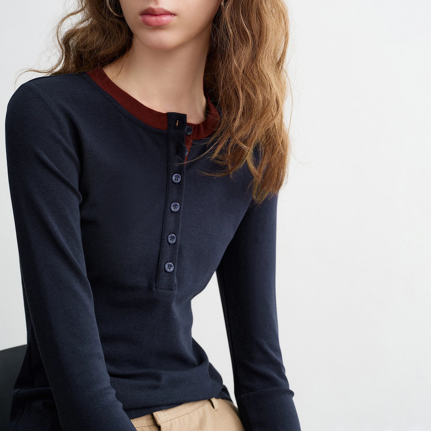 Blusa Feminina Color Block Efeito Duas Peças Manga Longa