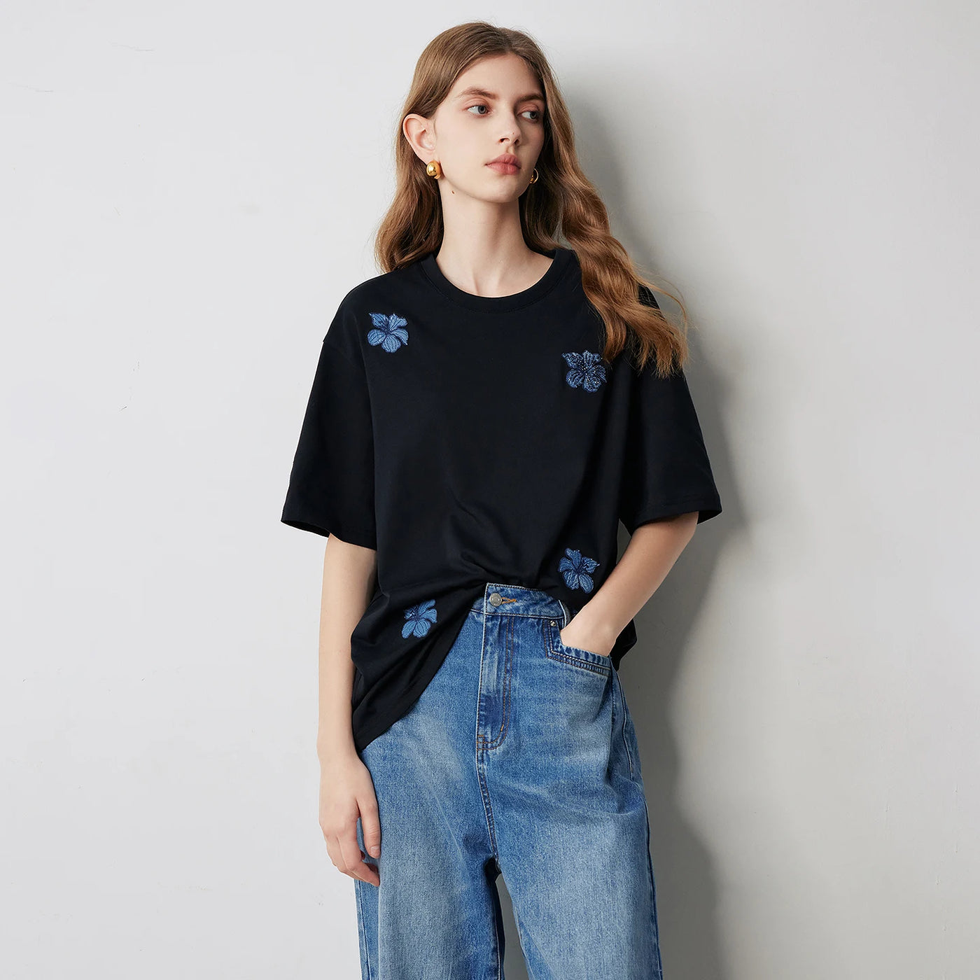 Camiseta Feminina de Algodão com Bordado Floral Jeans