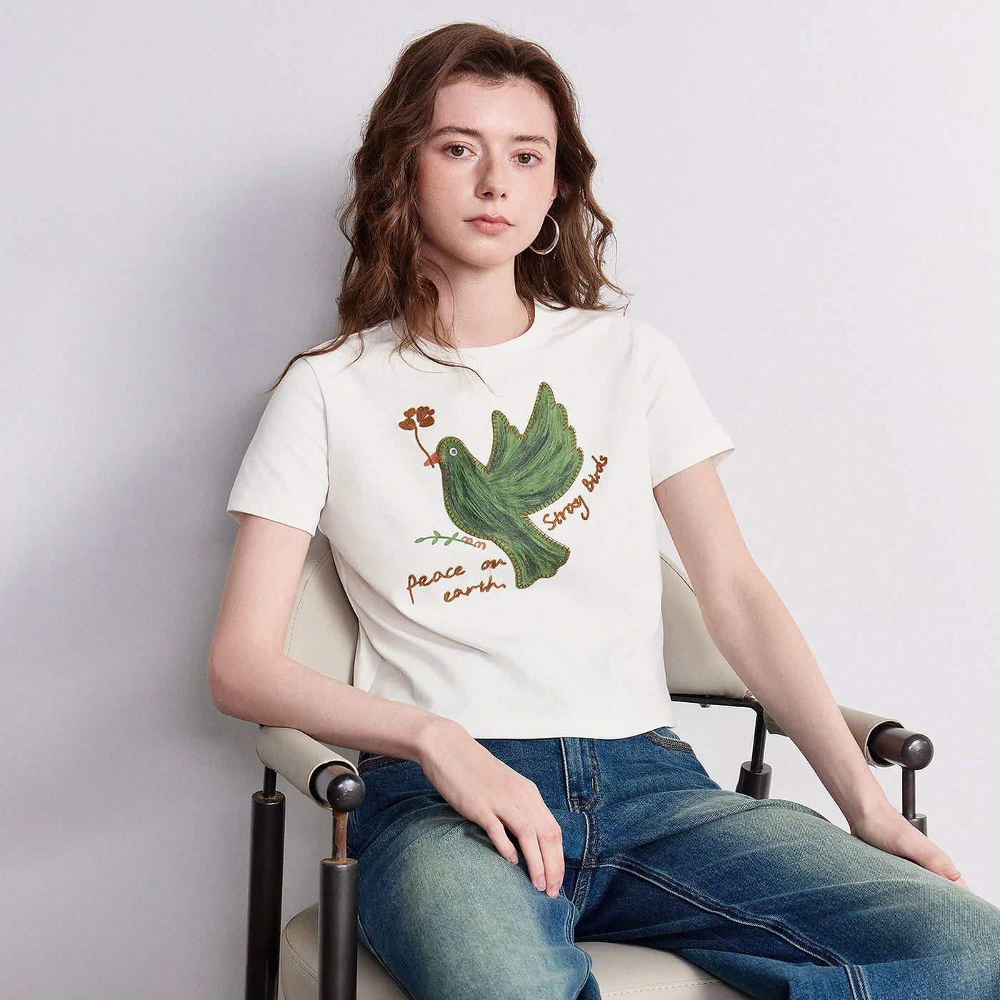 Camiseta Feminina de Algodão com Estampa Floral e Pássaros