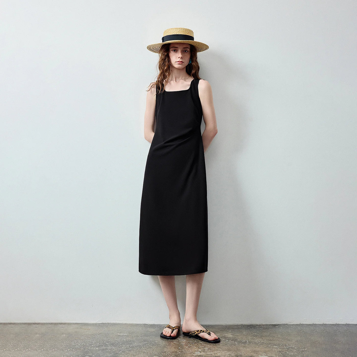 Vestido Preto Midi com Decote Quadrado
