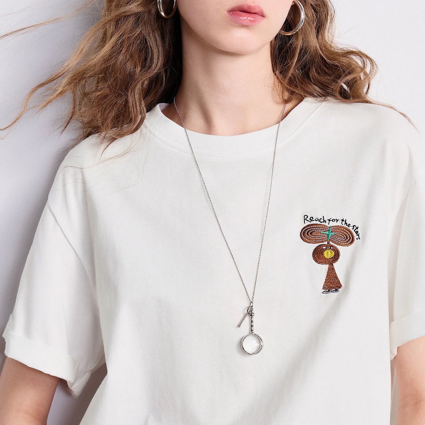 Camiseta Feminina 100% Algodão com Bordado Artístico
