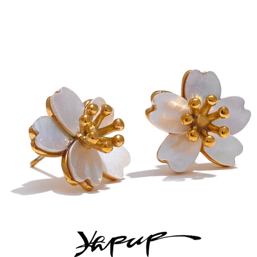 Brinco Flor Dourada com Concha Natural