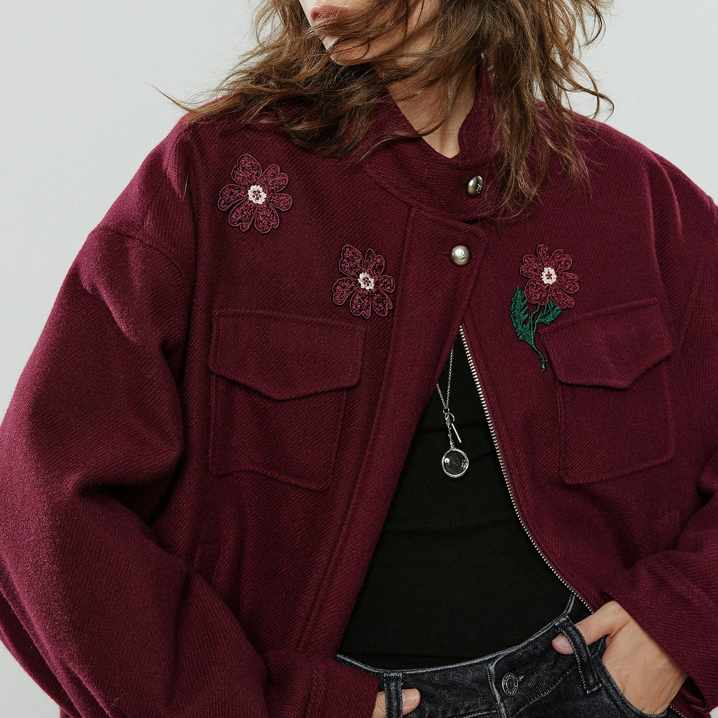 Jaqueta Feminina Bordada Floral com Gola Alta Bordô
