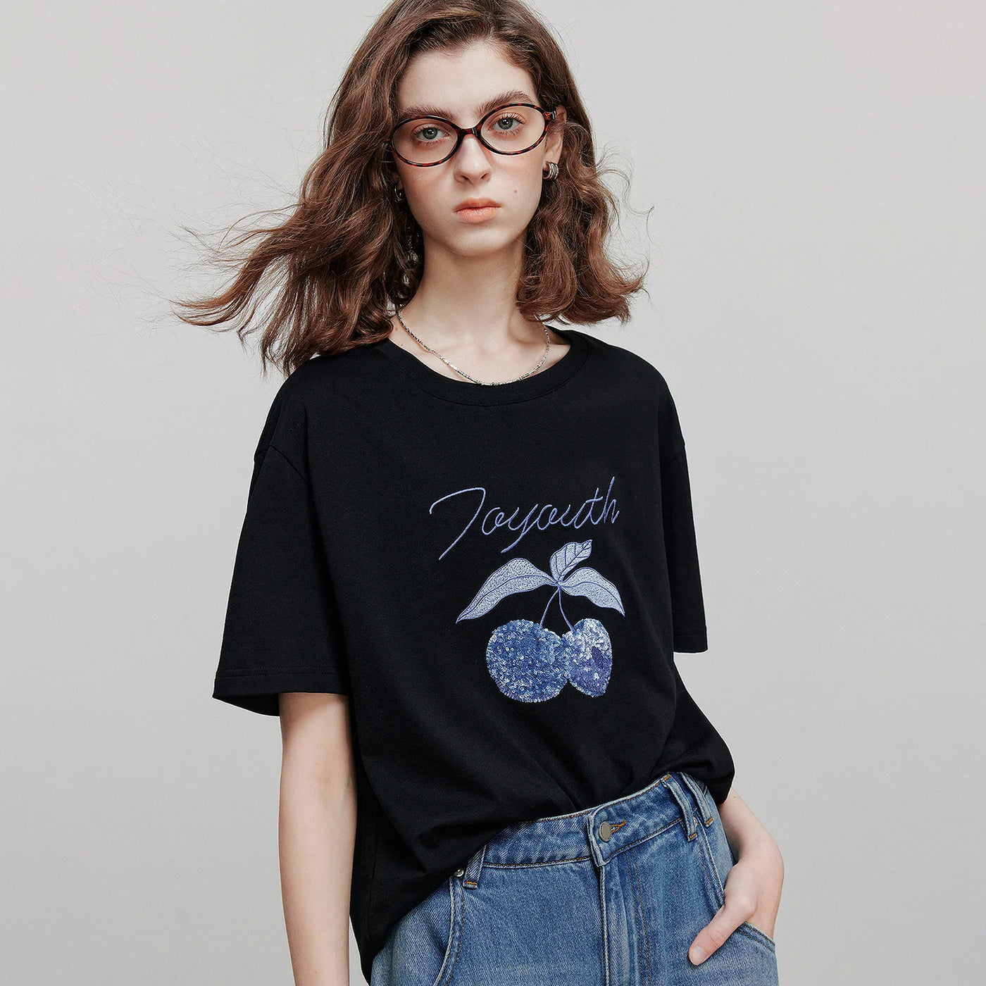Camiseta Feminina de Algodão com Bordado Cereja e Paetê