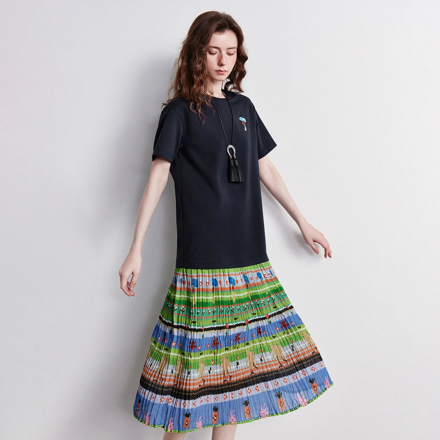 Vestido Camiseta Midi Artístico com Recortes