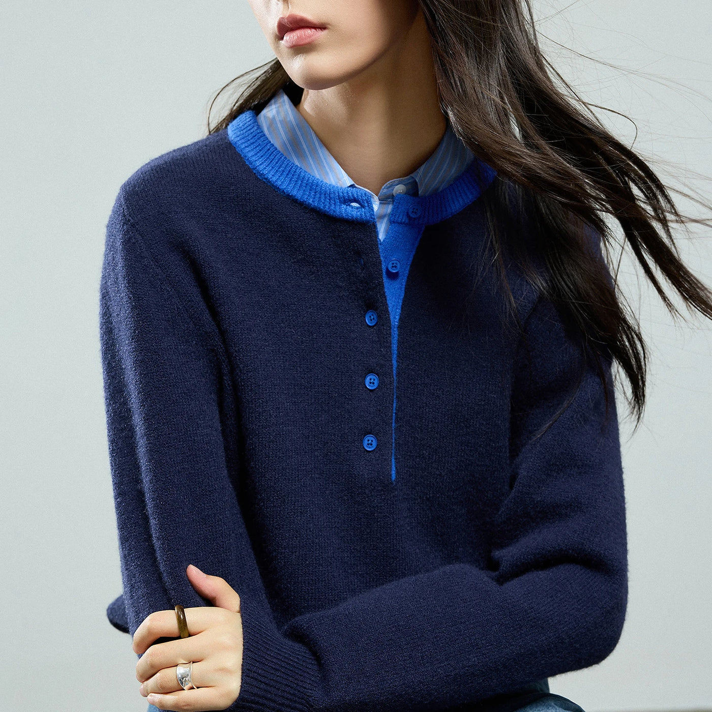 Suéter Feminino Bicolor com Modelagem Ajustada