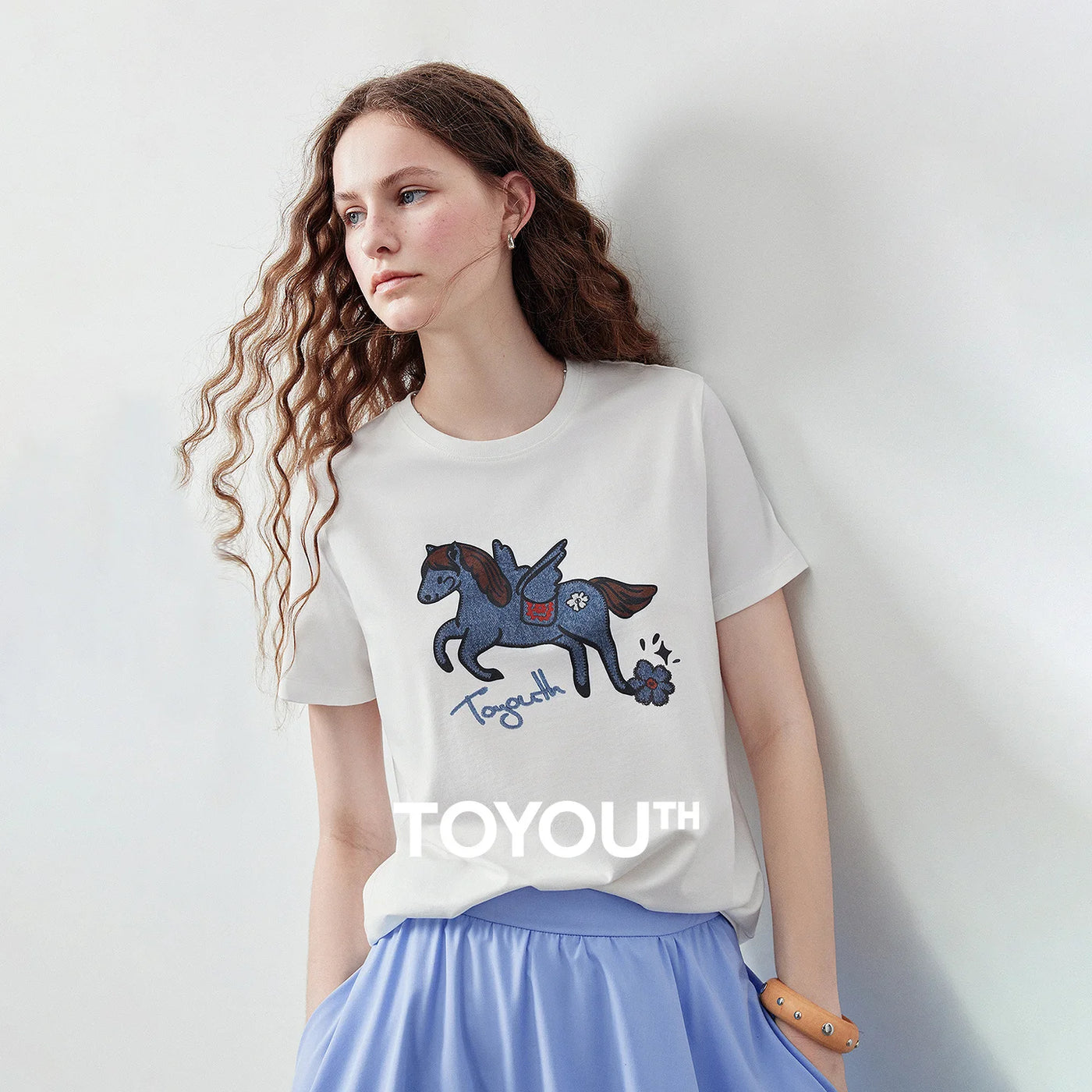 Camiseta Feminina de Liocel e Algodão com Bordado Jeans