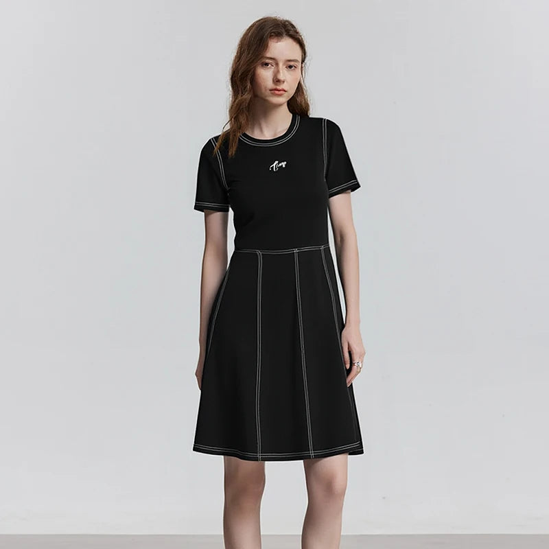 Vestido Curto com Cintura Contrastante Bordada