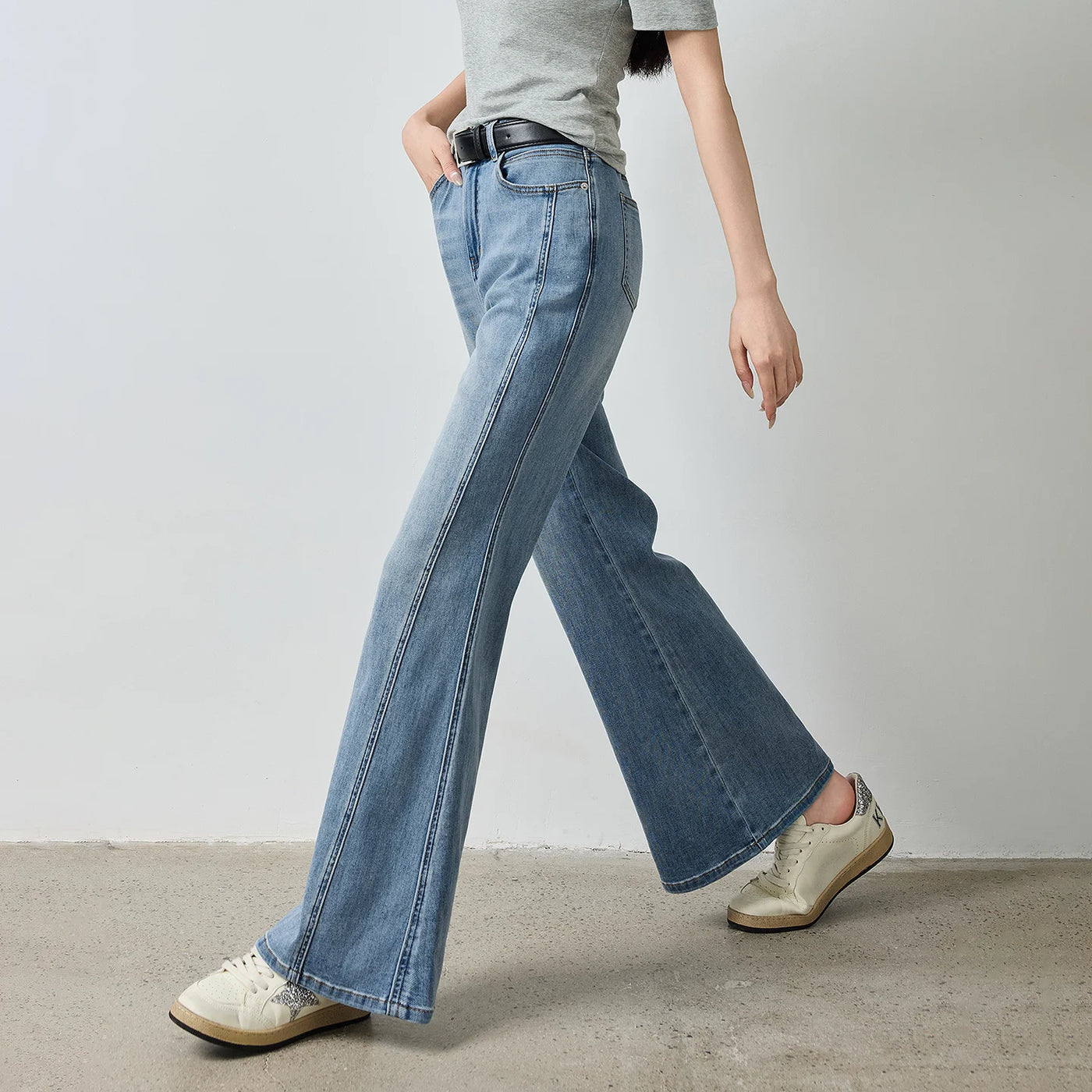 Calça Jeans Feminina Flare com Recortes e Elastano