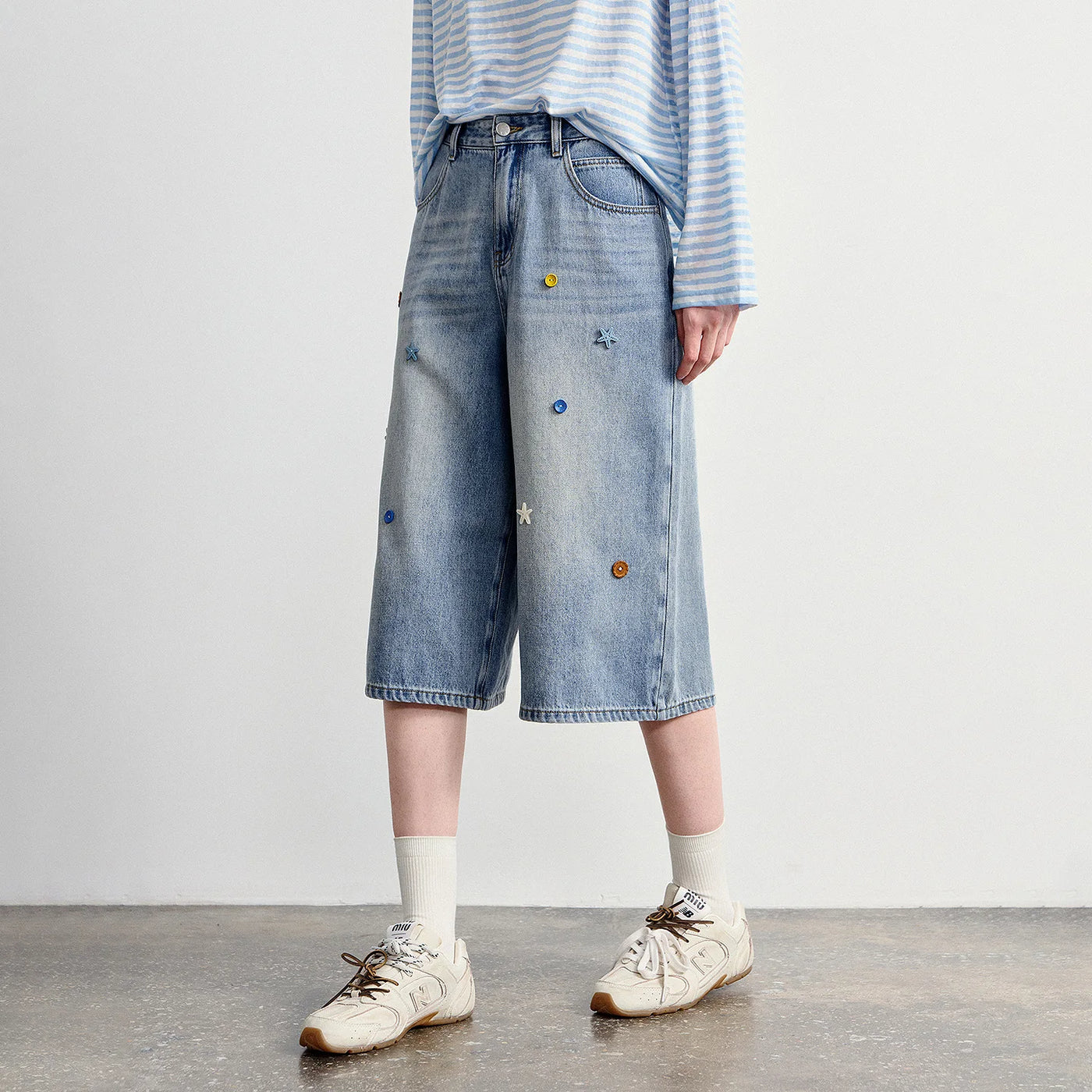 Calça Jeans Feminina Wide Leg Cropped com Botões Coloridos