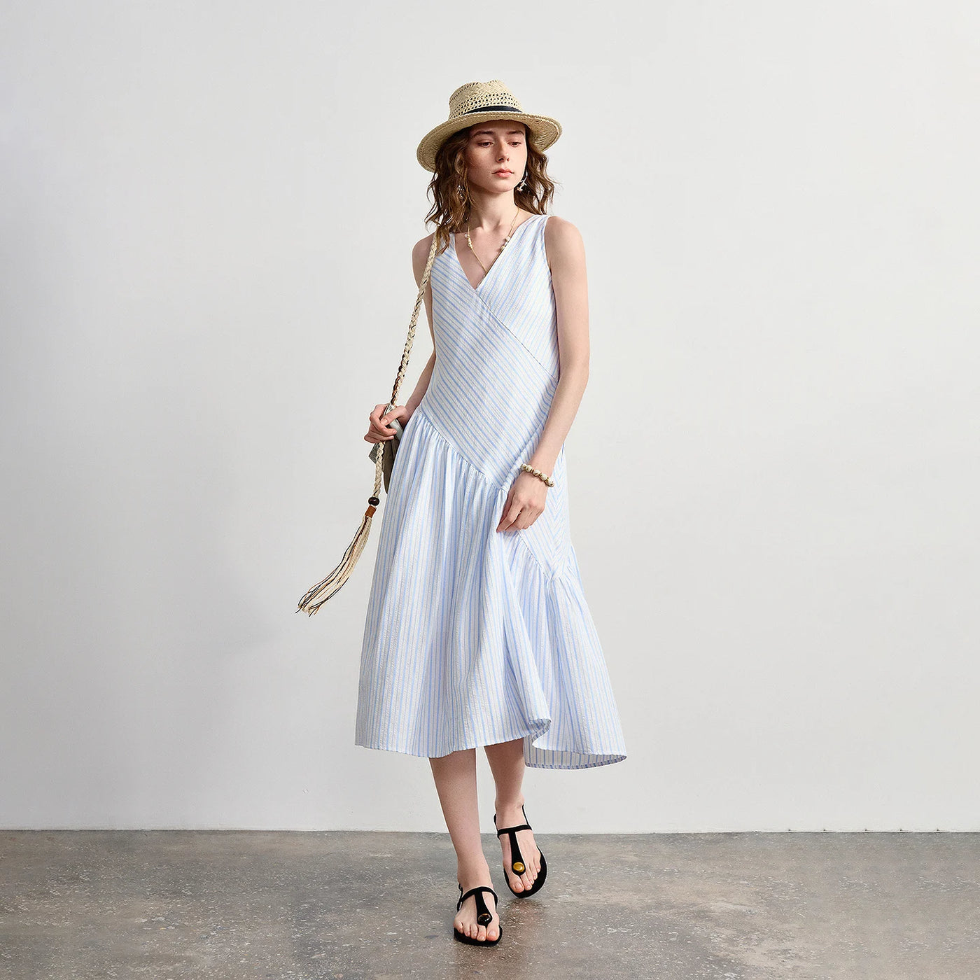 Vestido Midi Listrado Azul-Claro com Corte Enviesado