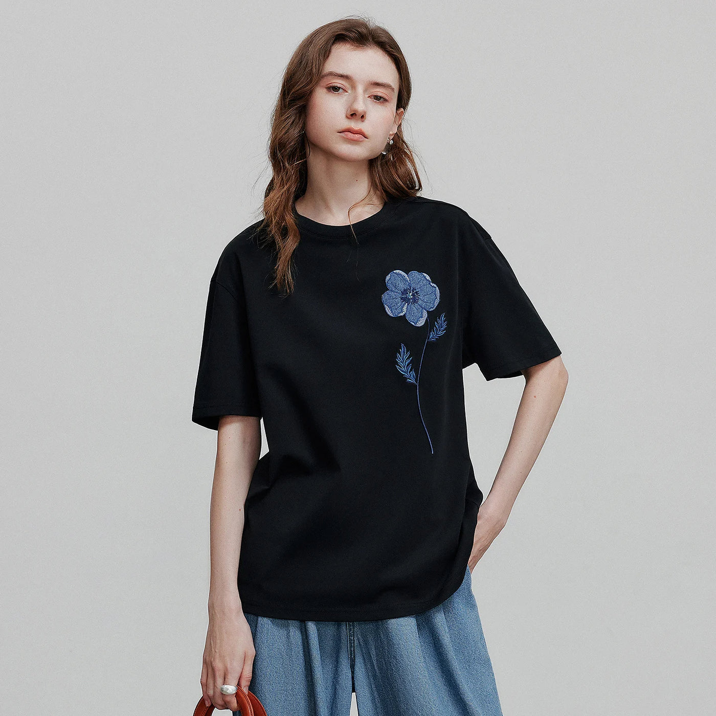 Camiseta Feminina de Algodão com Bordado Papoula Jeans