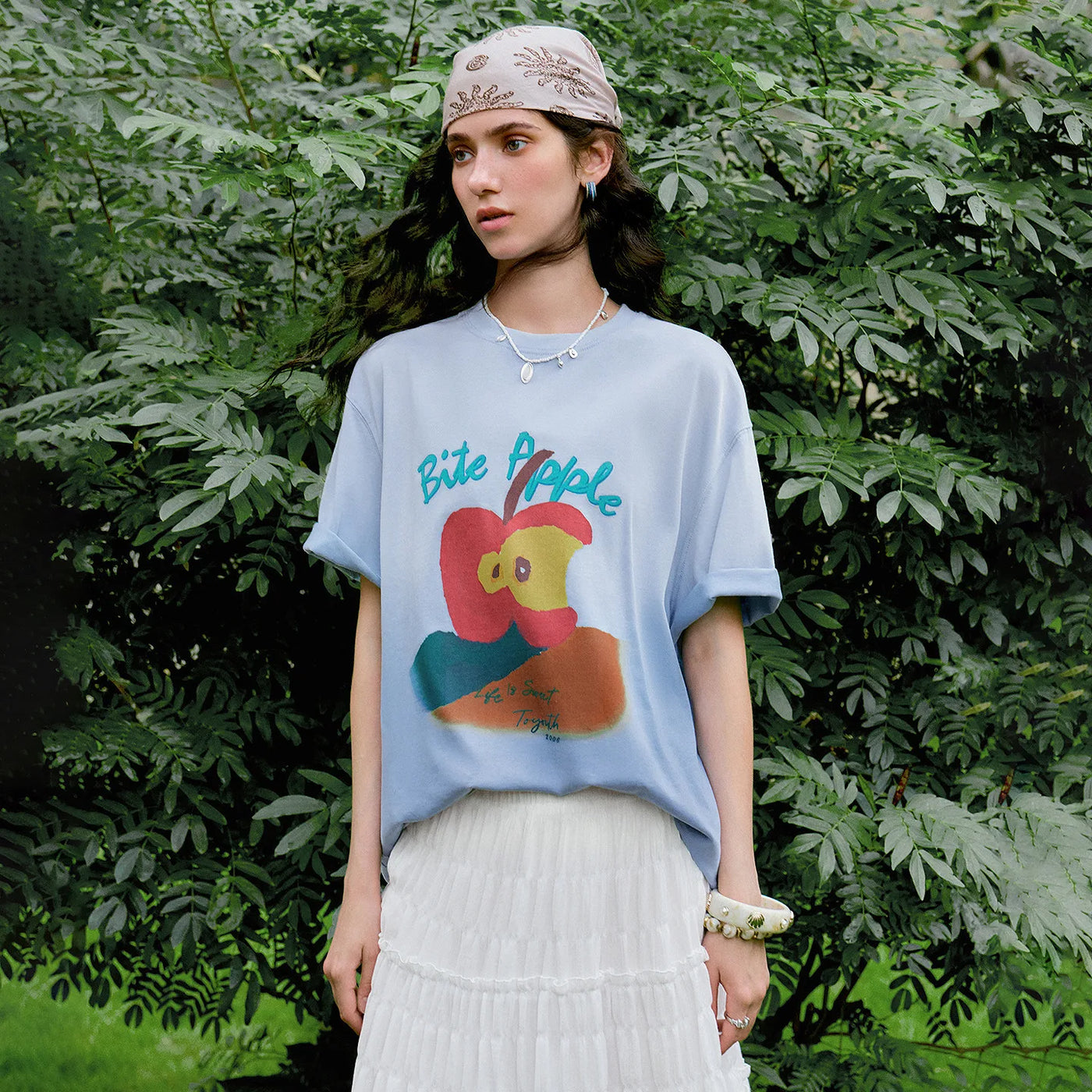 Camiseta Feminina Degradê com Estampa de Maçã