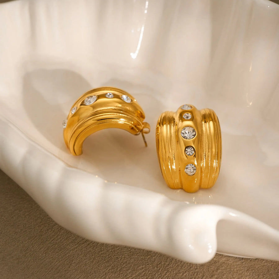 Argola C com Zircônia Branca e Banho Ouro 18K