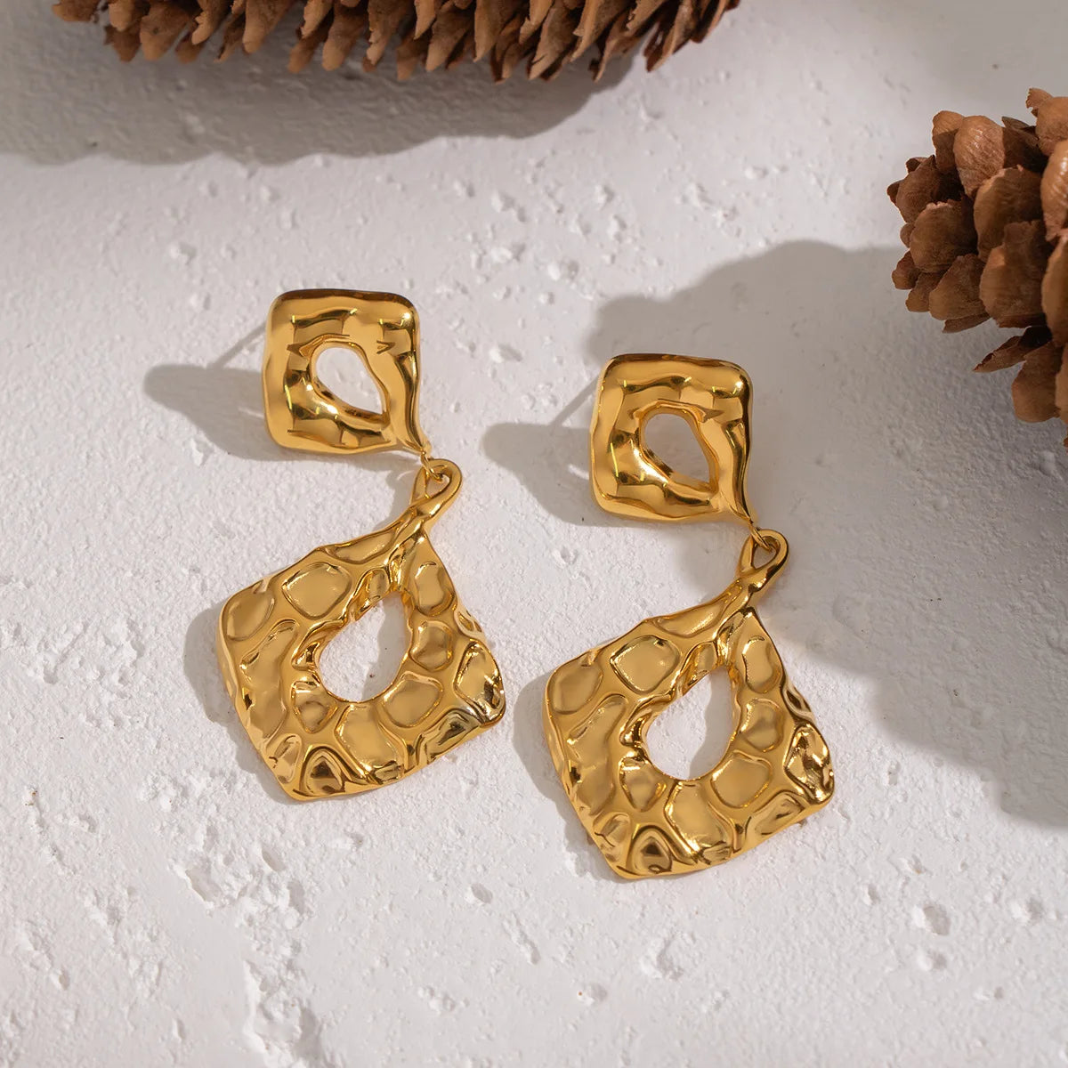 Brinco Pendente Martelado com Banho Ouro 18K