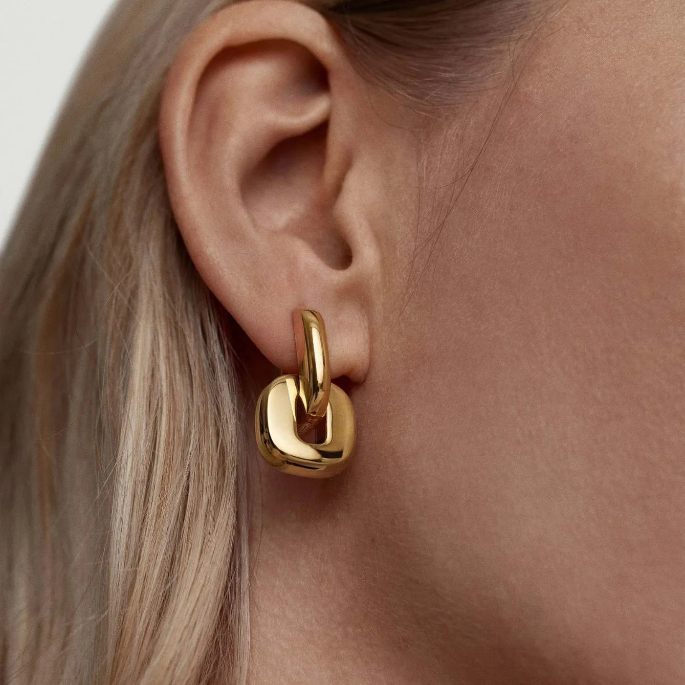 Brinco Oval Minimalista com Banho Ouro 18K
