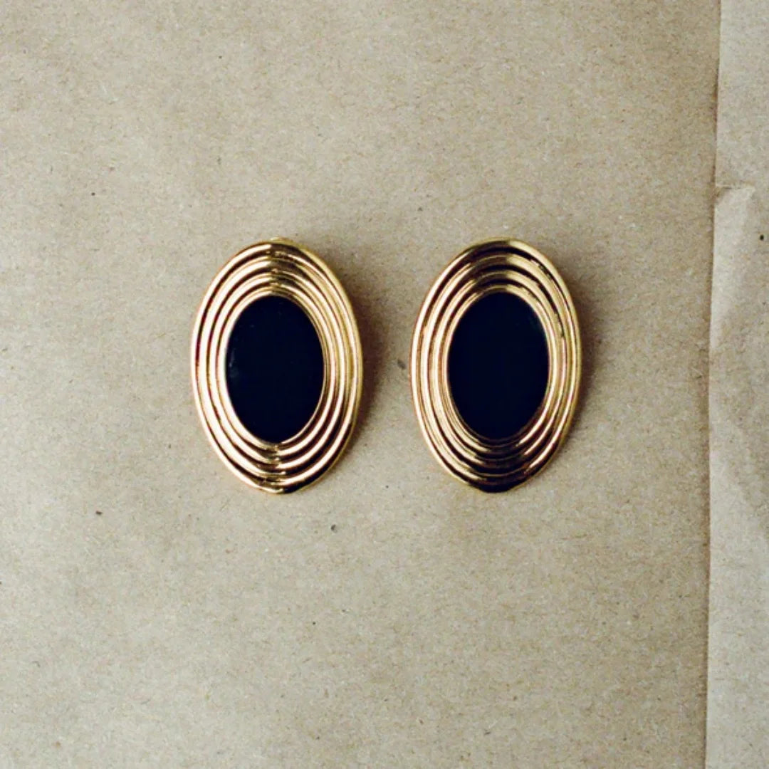 Brinco Oval com Esmalte Preto Marcante e Banho Ouro 18K