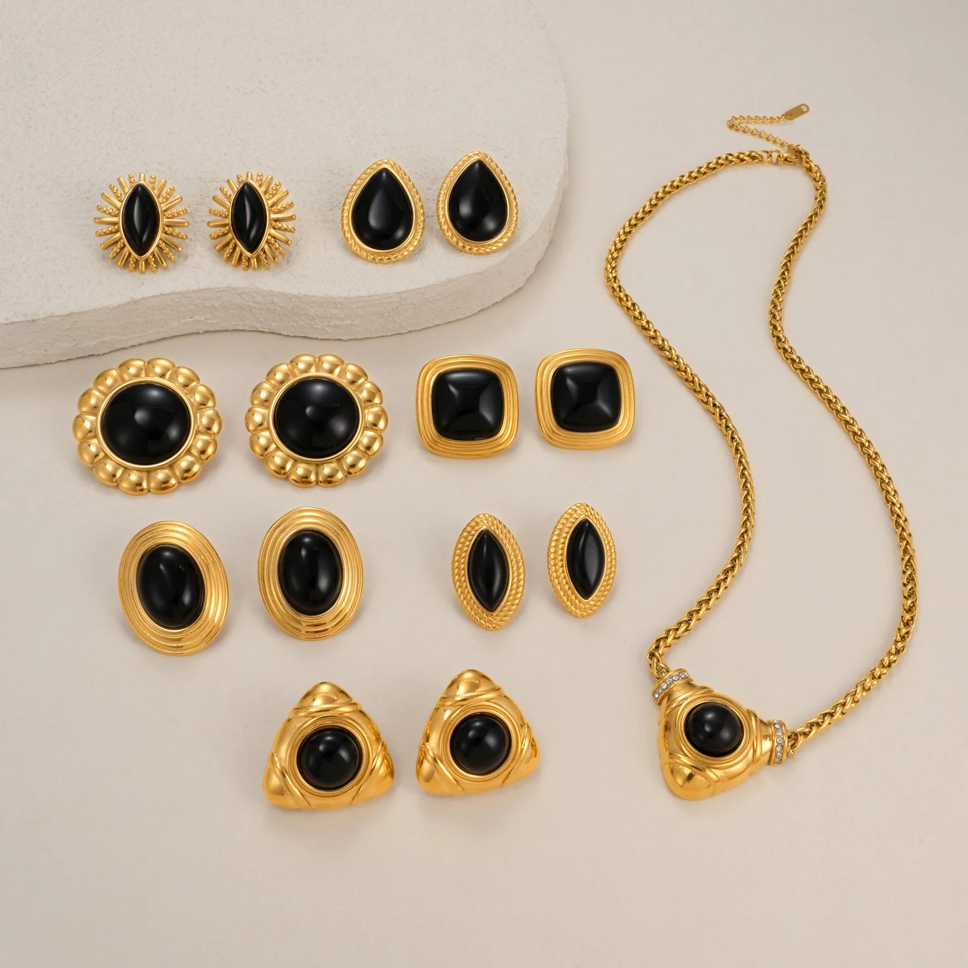 Conjunto de Brinco e Colar com Pedra Preta e Banho Ouro 18K